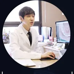 진료실에서 상담 중인 화이트라인치과 의료진