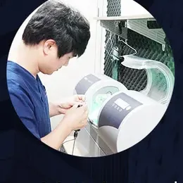 자체 기공실에서 보철물을 제작하는 기공사