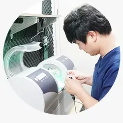 자체 기공실에서 보철물을 제작하는 기공사