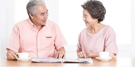 상담을 받는 고령 환자 부부