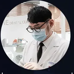 진료실에서 상담 중인 화이트라인치과 의료진