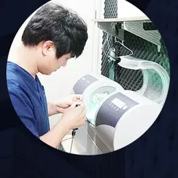 자체 기공실에서 보철물을 제작하는 기공사