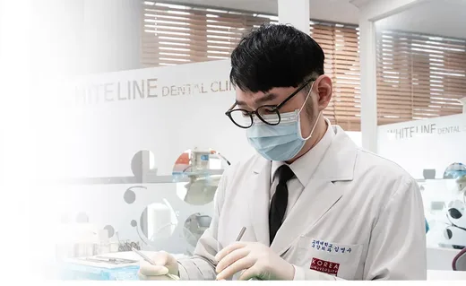 진료 중인 화이트라인치과 대표원장 김영수