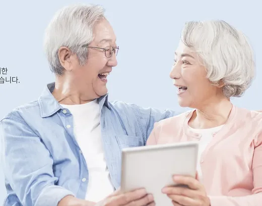 태블릿을 보며 웃는 노부부