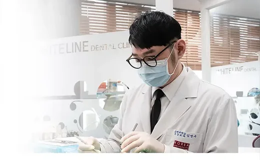 진료 중인 화이트라인치과 대표원장 김영수