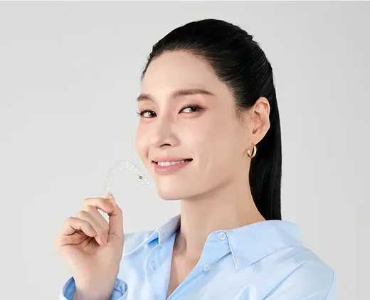 투명교정 장치를 손에 든 여성 모델