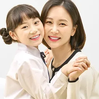 어머니와 어린 딸이 함께 웃는 모습