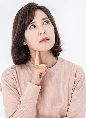 턱에 손을 대고 고민하는 여성