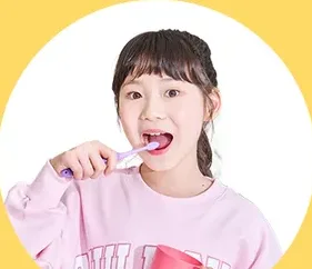 칫솔질을 하는 여자아이
