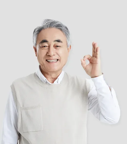 임플란트 지원 모델 모집을 안내하는 남성 모델