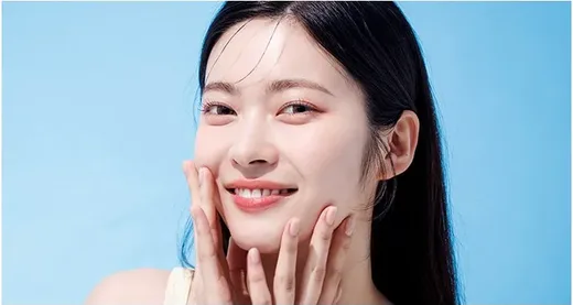 두 손으로 얼굴을 감싸고 미소 짓는 여성